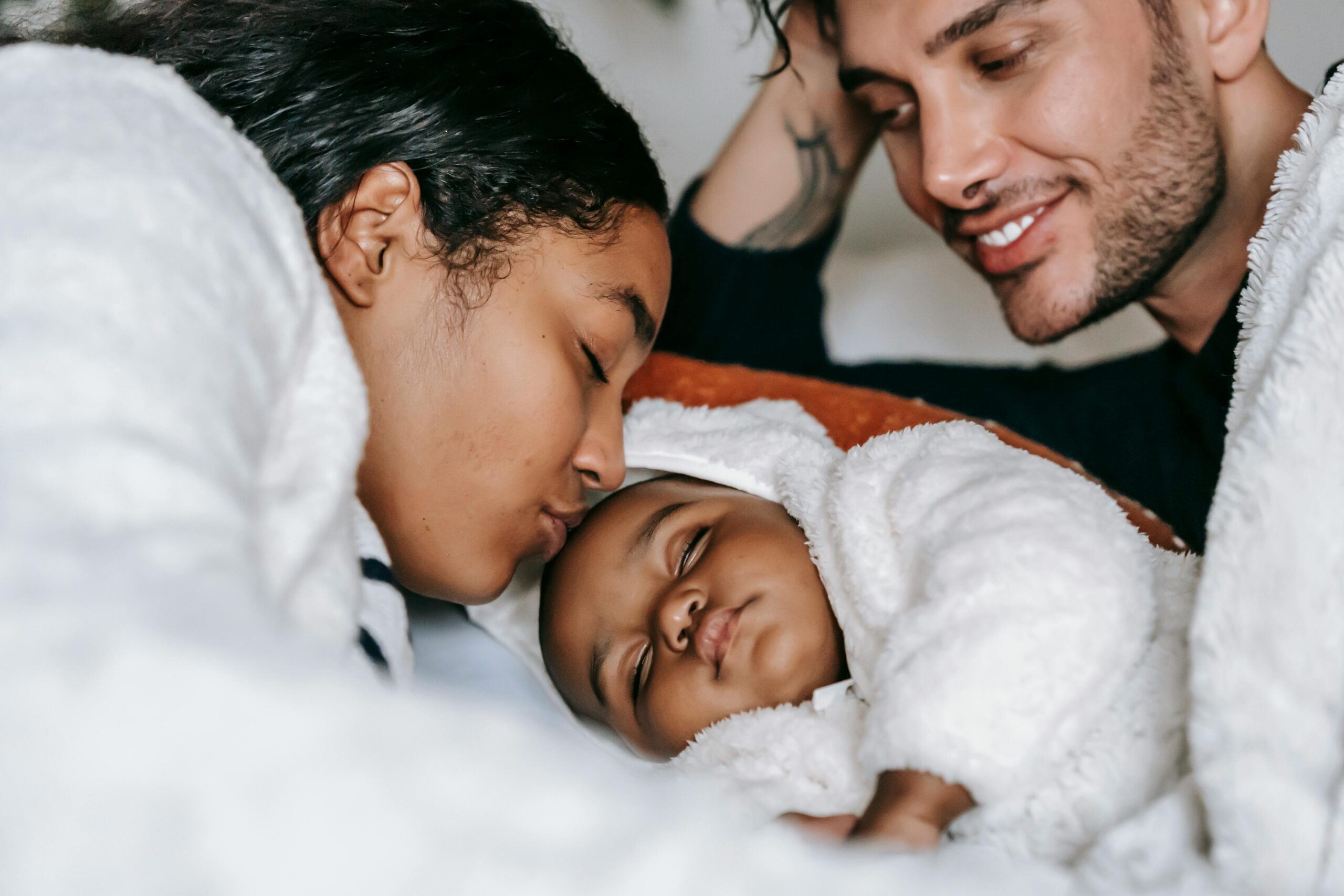 Samen in één bed slapen met een baby jonger dan vier maanden kan leiden tot wiegendood